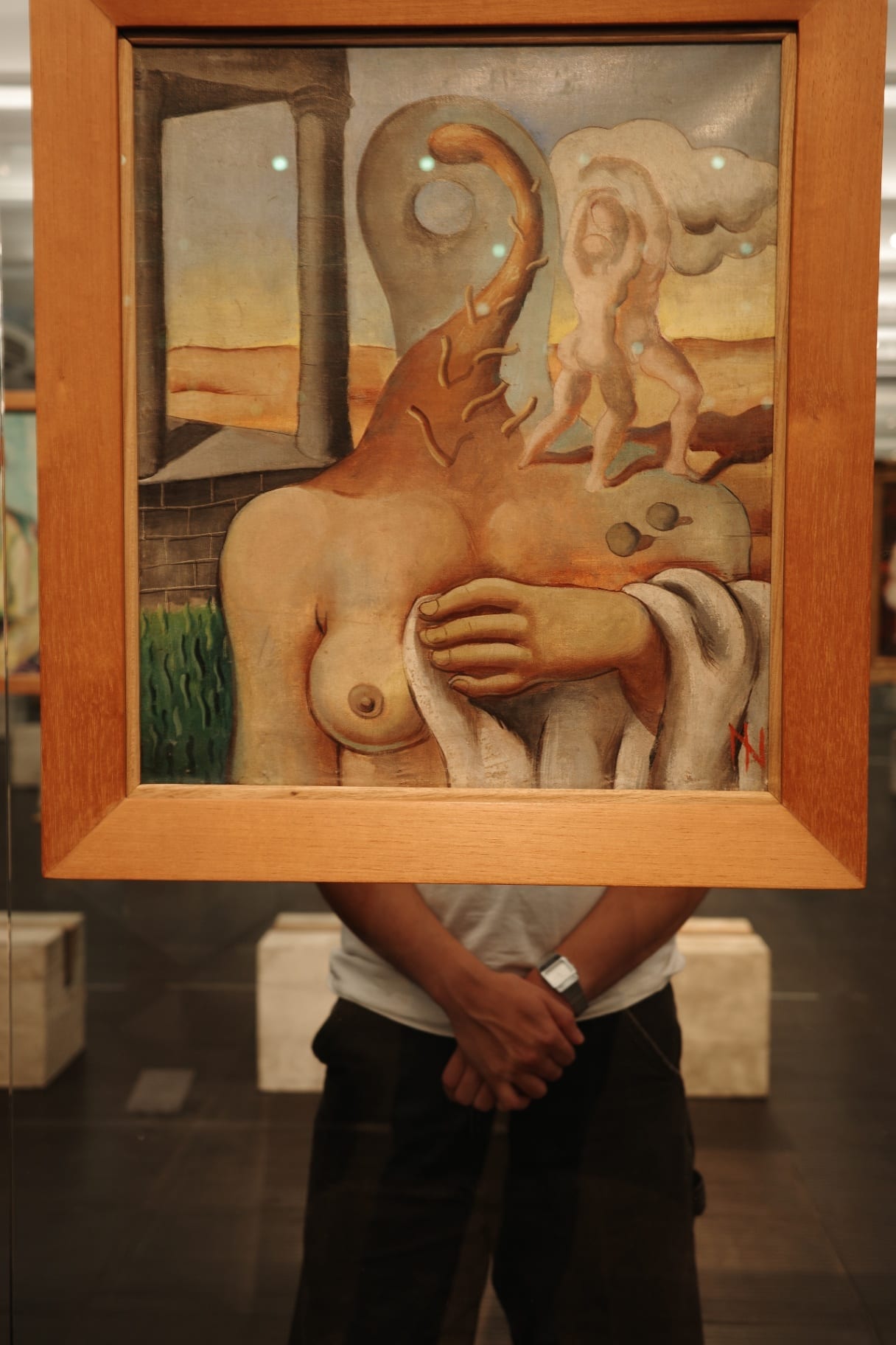 Quadro de nu feminino emoldurado em galeria